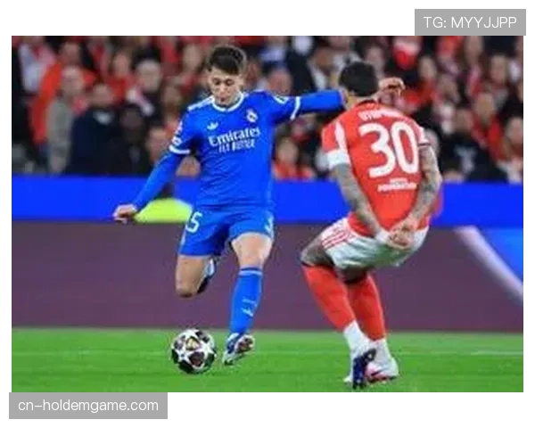 特写镜头：看台上皇马小球迷模仿维尼修斯进球庆祝动作走红网络